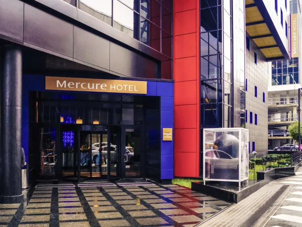 Вхід у Mercure Hotel